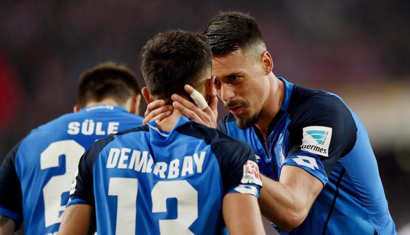 Hoffenheims Sandro Wagner (r) jubelt mit Hoffenheims Kerem Demirbay &uuml;ber dessen Treffer zum 1:1. Foto: Jonas G&uuml;ttler