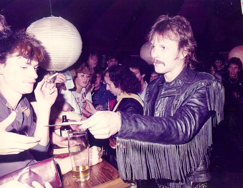 Gitarrist Rudolf Schenker (vorne) und Sänger Klaus Meine von den Scorpions geben in der Rofa Autogramme. Gitarrist Rudolf Schenker (vorne) und Sänger Klaus Meine von den Scorpions geben in der Rofa Autogramme.