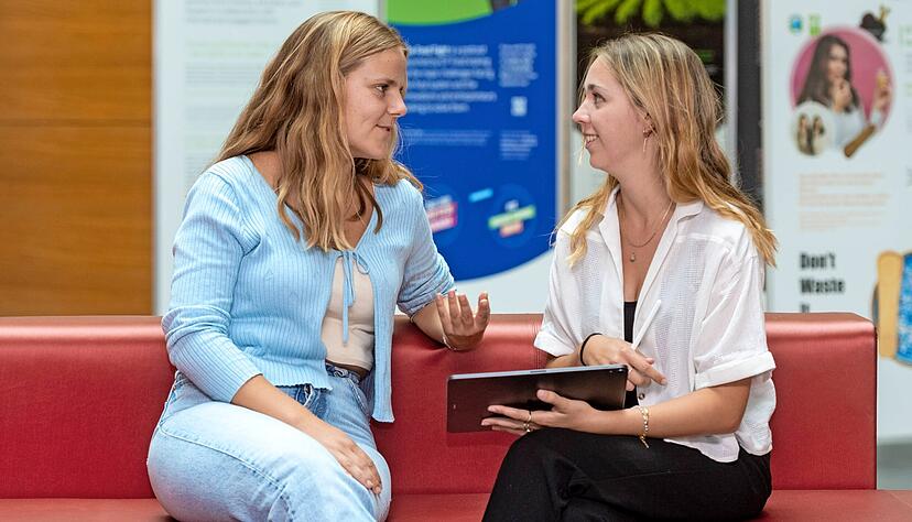 Paula Humann und Friederike Schultz, die neuen Leiterinnen des Green Office, beim Brainstormen: Mit dem Konzept f&uuml;r eine Bildungscampus-App hat das DHBW-eigene B&uuml;ro f&uuml;r Nachhaltigkeit den ersten Platz belegt.