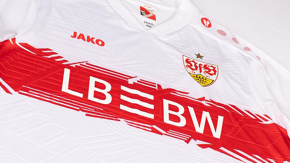 Auf der Brust ist der neue Hauptsponsor LBBW zu sehen. Auch die Stuttgarter Stäffele sind erkennbar.