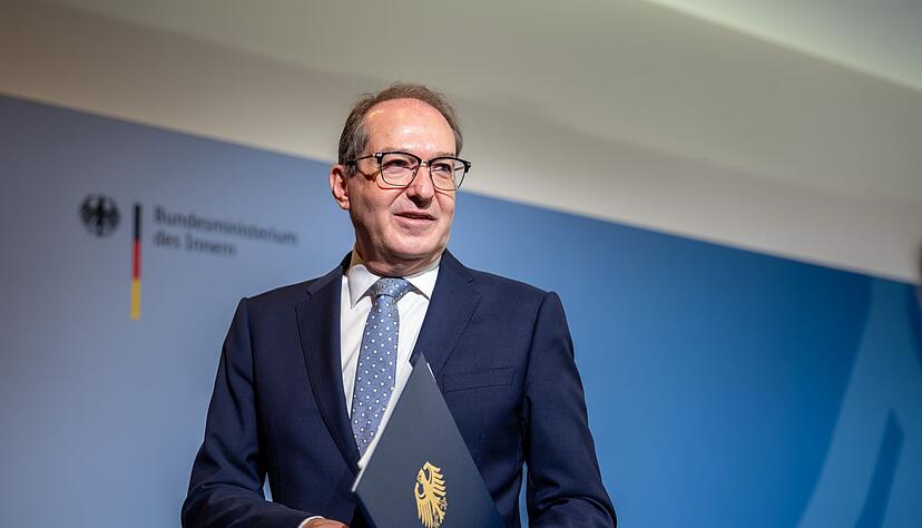 Bundesinnenminister Alexander Dobrindt nennt das neue Bundespolizeigesetz einen großen Wurf und kündigt den zügigen Aufbau neuer Strukturen zur Drohnenabwehr an. Bundesinnenminister Alexander Dobrindt nennt das neue Bundespolizeigesetz einen großen Wurf und kündigt den zügigen Aufbau neuer Strukturen zur Drohnenabwehr an.