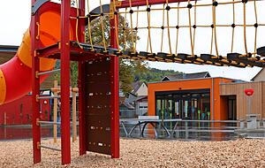 Der neu gestaltete Schulhof in Dörzbach bietet den Kindern tolle Spielgeräte und liegt eingebettet zwischen der neuen Mensa (Mitte), der Grundschule und der Turnhalle.
Fotos: Tamara Ludwig Der neu gestaltete Schulhof in Dörzbach bietet den Kindern tolle Spielgeräte und liegt eingebettet zwischen der neuen Mensa (Mitte), der Grundschule und der Turnhalle.
Fotos: Tamara Ludwig
