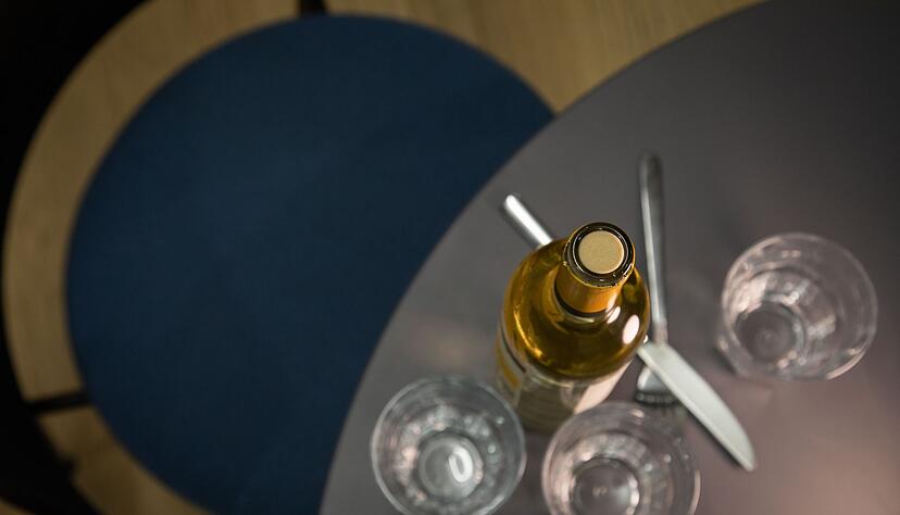 Mithilfe eines Messers und einer Gabel soll sich eine Weinflasche auch ohne Korkenzieher &ouml;ffnen lassen.