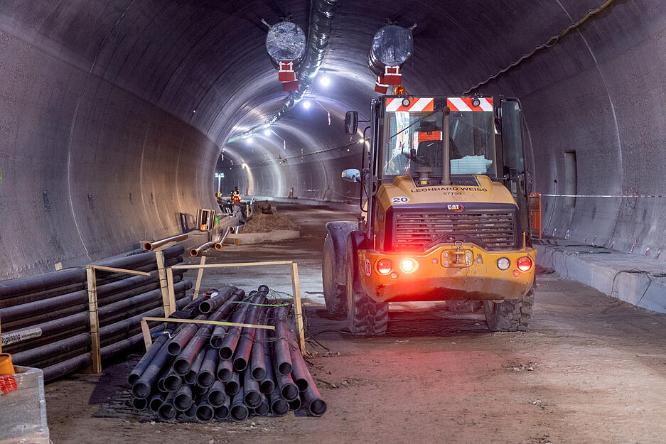 In der 11,50 Meter breiten Verkehrsröhre haben die Arbeiter viel mehr Platz als die Kollegen im Stollen.