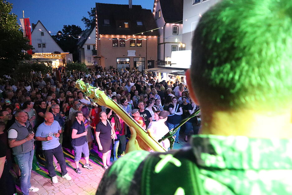 Musik auf dem Marktplatz in Öhringen lädt die Gäste des Hohenloher Weindorfs zum Tanzen ein. Musik auf dem Marktplatz in Öhringen lädt die Gäste des Hohenloher Weindorfs zum Tanzen ein.