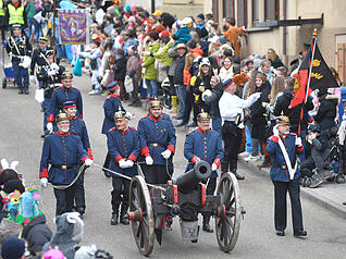 &bdquo;Aufwachen &ndash; es ist Fasching, ihr d&uuml;rft narret sein!&ldquo; Mit einem lauten Kanonenschlag weckt das Infanterie-Regiment Alt-W&uuml;rttemberg selbst den letzten Schlafenden. Damit ist der Startschuss gefallen.