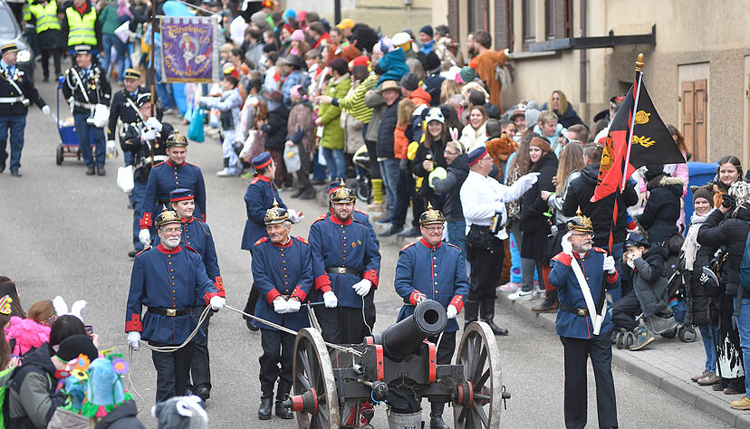 &bdquo;Aufwachen &ndash; es ist Fasching, ihr d&uuml;rft narret sein!&ldquo; Mit einem lauten Kanonenschlag weckt das Infanterie-Regiment Alt-W&uuml;rttemberg selbst den letzten Schlafenden. Damit ist der Startschuss gefallen.