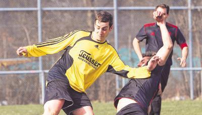 Ein Zweikampf zwischen Nico Sch&auml;fer vom TSV L&ouml;wenstein und dem Talheimer Lorenzo Randaccio. Die Begegnung am Ostermontag fand letztlich keinen Sieger und endete mit einem 1:1.Foto: Andreas Veigel