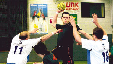 Es gab nicht immer ein Durchkommen: Der TSV Pfedelbach, hier ist Stefan Klenk am Ball, tat sich beim TSB Horkheim II schwer und verlor die Tabellenführung an die SG Neckarsulm - die aber noch in Pfedelbach spielen muss.
          Foto: Andreas Veigel Es gab nicht immer ein Durchkommen: Der TSV Pfedelbach, hier ist Stefan Klenk am Ball, tat sich beim TSB Horkheim II schwer und verlor die Tabellenführung an die SG Neckarsulm - die aber noch in Pfedelbach spielen muss.
          Foto: Andreas Veigel