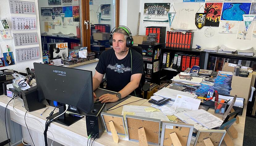 Bei aller Routine, die Thomas Hertler in &uuml;ber 30 Jahren Labelerfahrung mit Massacre Records gesammelt hat &minus; die Steuerung der Produktionsabl&auml;ufe erfordert seine volle Konzentration.