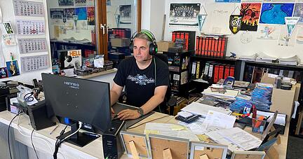 Bei aller Routine, die Thomas Hertler in &uuml;ber 30 Jahren Labelerfahrung mit Massacre Records gesammelt hat &minus; die Steuerung der Produktionsabl&auml;ufe erfordert seine volle Konzentration.
Foto: Andreas Zwingmann