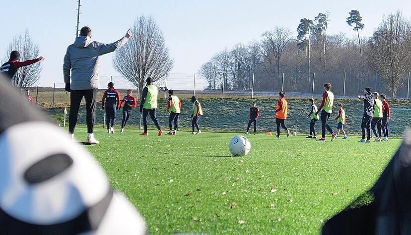 Nicht &uuml;ber- aber gut gef&uuml;llt war der Kunstrasen der Hollenbacher Jako Arena beim Trainingsauftakt des Oberligisten.