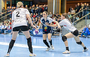 Umsichtig und mit Ruhe lenkte Sinah Hagen (Mitte) das Neckarsulmer Angriffsspiel. Die 28-Jährige war keine Regisseurin für Gewaltwürfe, sondern für technisch feinen Handball. Umsichtig und mit Ruhe lenkte Sinah Hagen (Mitte) das Neckarsulmer Angriffsspiel. Die 28-Jährige war keine Regisseurin für Gewaltwürfe, sondern für technisch feinen Handball.