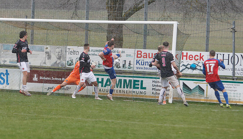 Jonas Limbach trifft zum 3:0 des FSV Hollenbach.