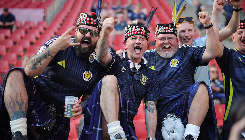 Schottland muss am letzten Gruppenspieltag gegen Ungarn ran. Es geht um das Weiterkommen bei der EM 2024. Schottland muss am letzten Gruppenspieltag gegen Ungarn ran. Es geht um das Weiterkommen bei der EM 2024.