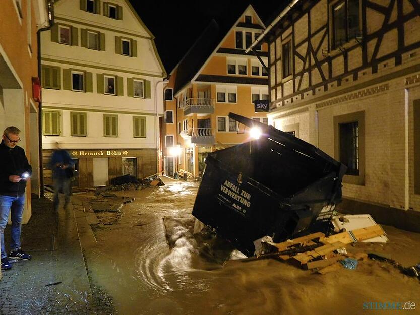 Mai 2016: Einen gro&szlig;en Bauschuttcontainer hat  der K&uuml;nsbach beim gro&szlig;en Hochwasser im Mai mit ins Tal der K&uuml;nzelsauer Innenstadt gerissen.