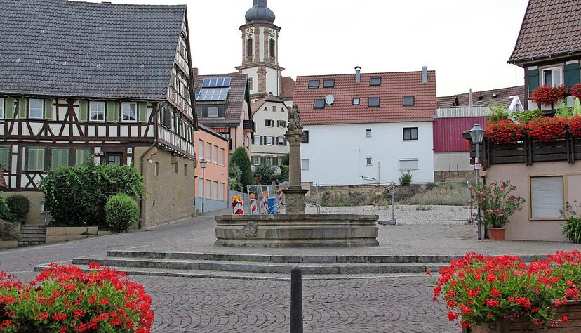 Dort, wo sich von heute Abend an vier Tage lang Tausende von Weinfreunden versammeln sollten, herrscht dieses Jahr gähnende Leere.
Foto: Werner Glanz Dort, wo sich von heute Abend an vier Tage lang Tausende von Weinfreunden versammeln sollten, herrscht dieses Jahr gähnende Leere.
Foto: Werner Glanz