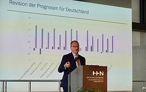 Professor Lars P. Feld bei seinem Vortrag zur "Ordnungspolitik in der Zeitenwende". Professor Lars P. Feld bei seinem Vortrag zur "Ordnungspolitik in der Zeitenwende".