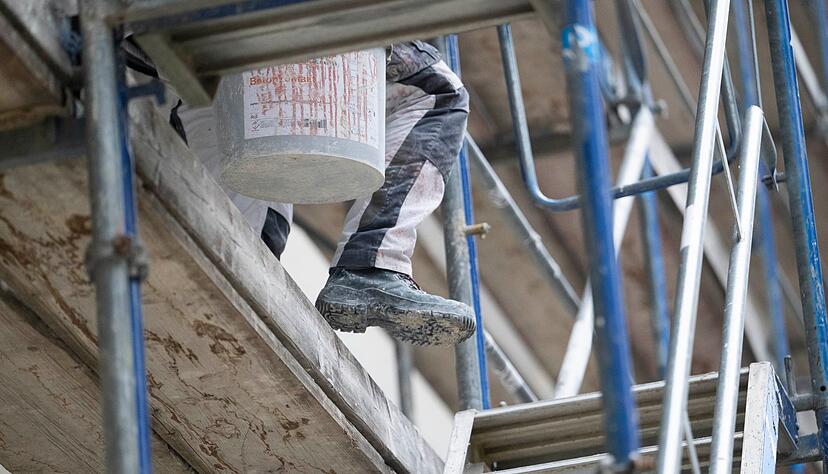 Die Zahl der genehmigten Wohnungen ist zu Jahresbeginn erneut gesunken. (Symbolbild)