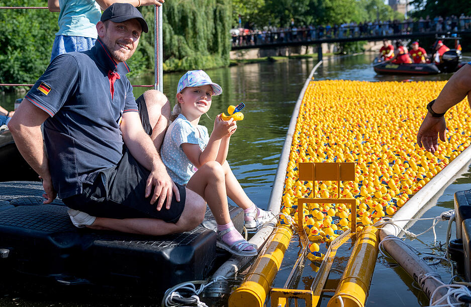 Nicht nur die erste Ente gewinnt bei dem Rennen in Heilbronn. Die ersten zehn Quietscheentchen bringen den Loskäufern Glück und einen Sachpreis. Nicht nur die erste Ente gewinnt bei dem Rennen in Heilbronn. Die ersten zehn Quietscheentchen bringen den Loskäufern Glück und einen Sachpreis.