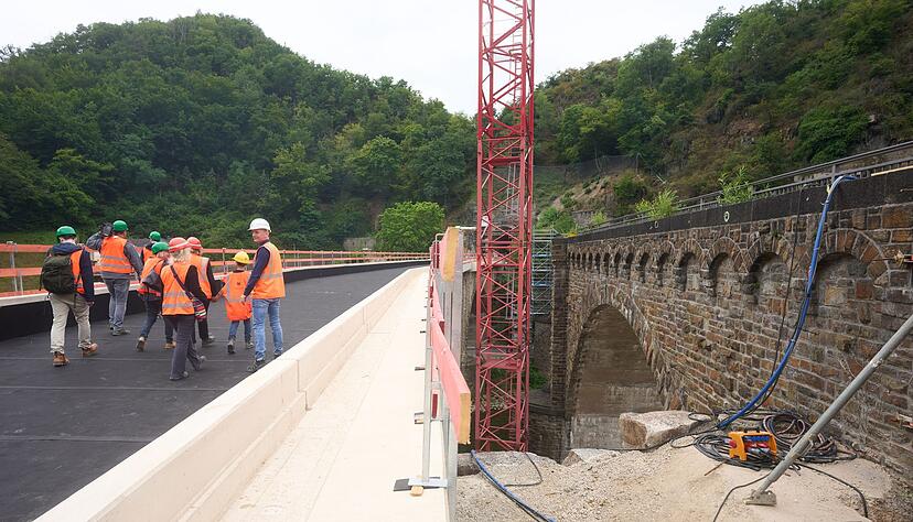 Der Wiederaufbau der Bahnstrecke geht voran. Der Wiederaufbau der Bahnstrecke geht voran.