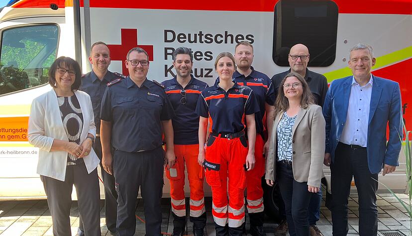 Neue Rettungswache in Schwaigern: Sabine Rotermund, Sandro E&szlig;linger, Andreas K&uuml;mmerle, Johannes Bayer, Hanna Hartmann, Florian Ballmann, Jens H&ouml;nnige, Melanie Veith, Markus Stahl.