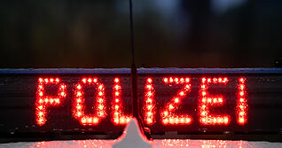 Der Schriftzug "Polizei", aufgenommen w&auml;hrend einer Verkehrskontrolle. (Symbolbild)