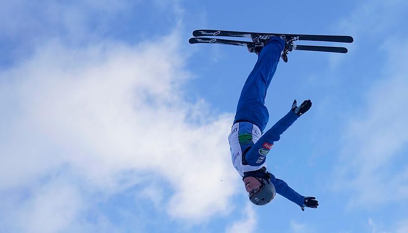 Akrobatisch in der Luft: Emma Wei&szlig;. (Archivbild)
