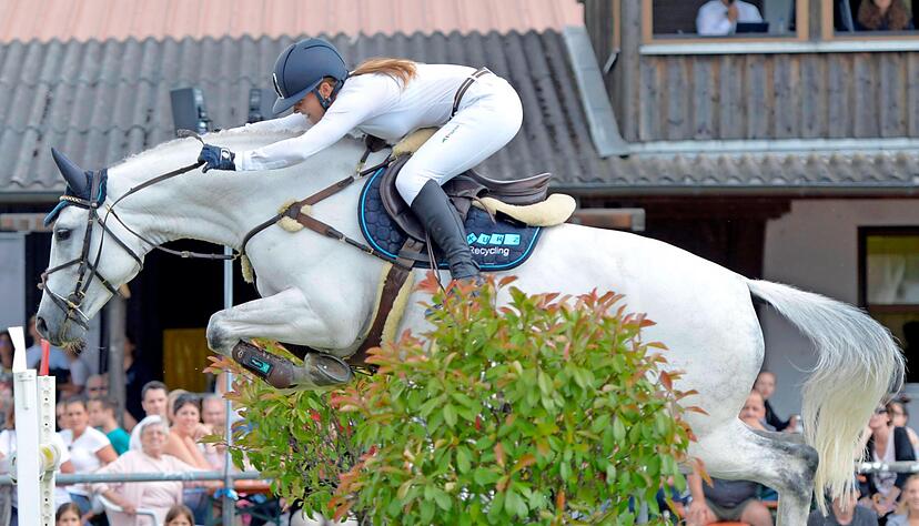 Voller Einsatz, hier beim Großer Preis von Ilsfeld 2016 auf Ciacomia: auf Elisabeth Meyer wird heute Abend auch in der Stuttgarter Hanns-Martin-Schleyerhalle geschaut.
Fotos: Archiv/Berger, privat Voller Einsatz, hier beim Großer Preis von Ilsfeld 2016 auf Ciacomia: auf Elisabeth Meyer wird heute Abend auch in der Stuttgarter Hanns-Martin-Schleyerhalle geschaut.
Fotos: Archiv/Berger, privat