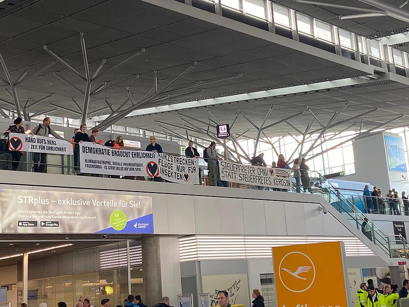 Protestaktion der "Letzten Generation" am Flughafen Stuttgart Protestaktion der "Letzten Generation" am Flughafen Stuttgart