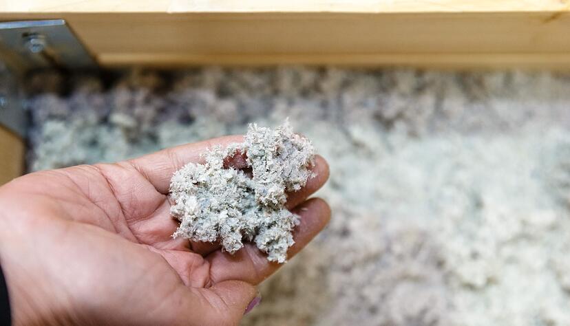 Kommt die Einblasdämmung im Hohlraum zur Außenwand zum Einsatz, muss das verwendete Material wasserabweisend sein.