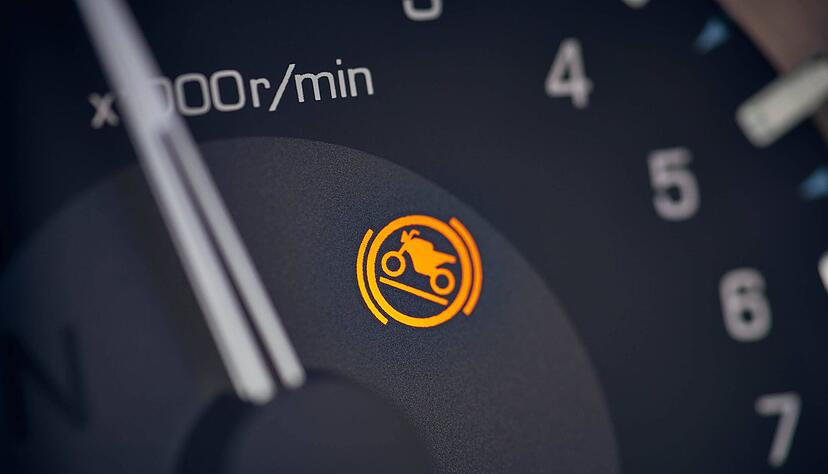 Kein Zurückrollen: Der Berganfahrassistent der Honda Gold Wing sorgt für einen sicheren Start, selbst an steilen Hängen. Kein Zurückrollen: Der Berganfahrassistent der Honda Gold Wing sorgt für einen sicheren Start, selbst an steilen Hängen.