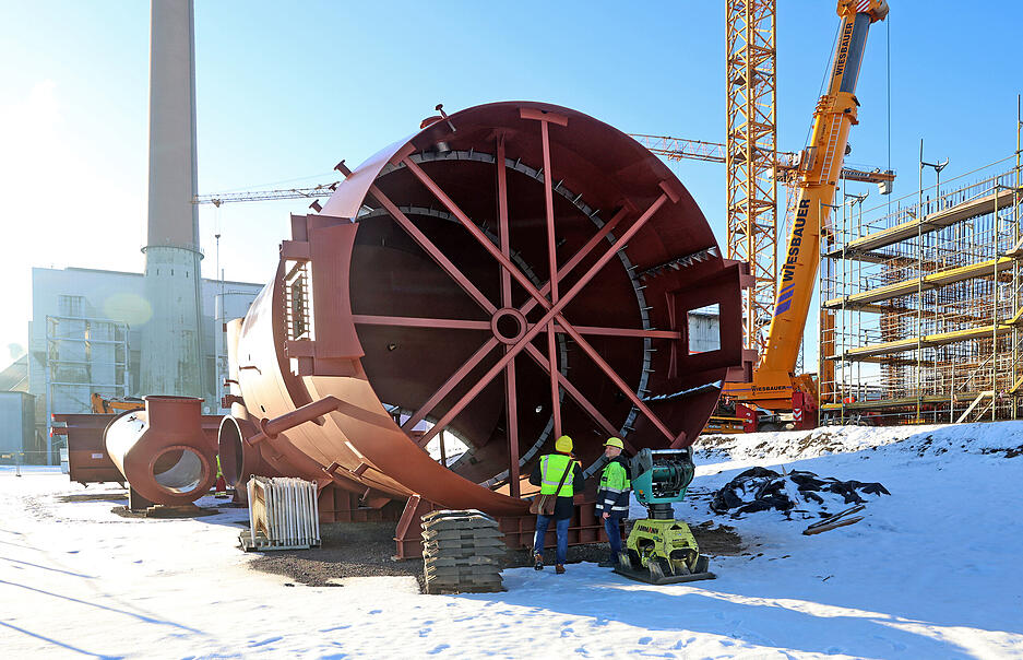 Am Morgen noch lagern die vier Einzelteile des Wirbelschichtofens im Schnee.