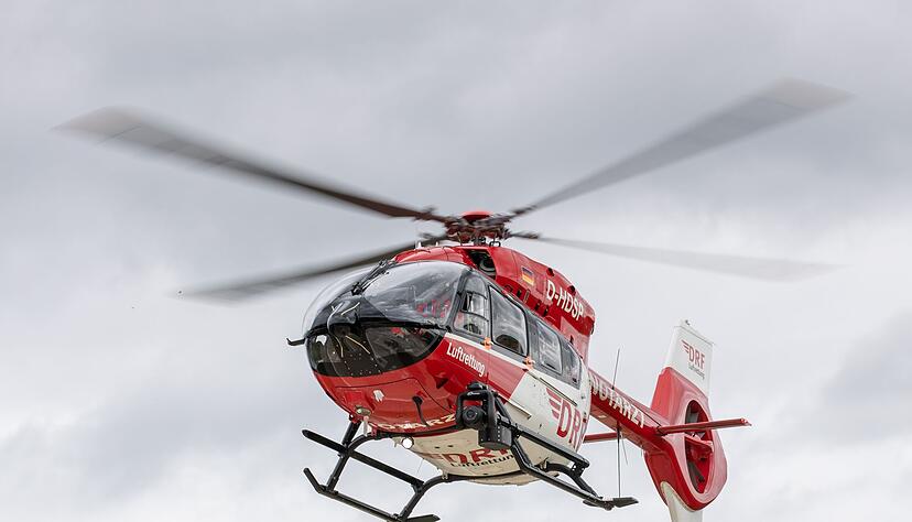 Mit einem Hubschrauber wird ein Notarzt zu der Unfallstelle geflogen. (Symbolbild)
