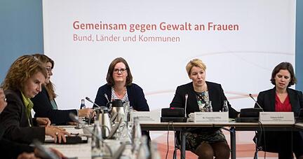 Franziska Giffey (2.v.r.) eröffnet den Runden Tisch «Gemeinsam gegen Gewalt an Frauen».