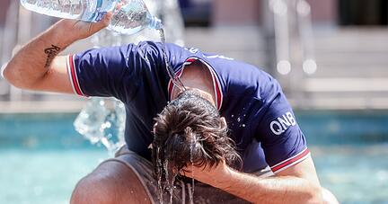 Da hilft nur noch kühles Wasser: Die hohen Temperaturen haben belasten die Menschen in Spanien.