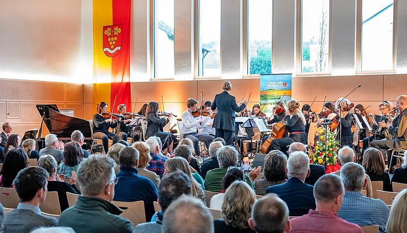Das Michelbachhaus ist wandelbar. Aus der Schulsporthalle wird ein Konzertsaal mit B&uuml;hne, auf der das Streichorchester der Musikschule Obersulm Platz nahm. Die Einweihungsg&auml;ste konnten sich von der guten Akustik &uuml;berzeugen.
Fotos: Christiana Kunz