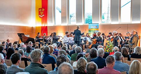 Das Michelbachhaus ist wandelbar. Aus der Schulsporthalle wird ein Konzertsaal mit B&uuml;hne, auf der das Streichorchester der Musikschule Obersulm Platz nahm. Die Einweihungsg&auml;ste konnten sich von der guten Akustik &uuml;berzeugen.
Fotos: Christiana Kunz