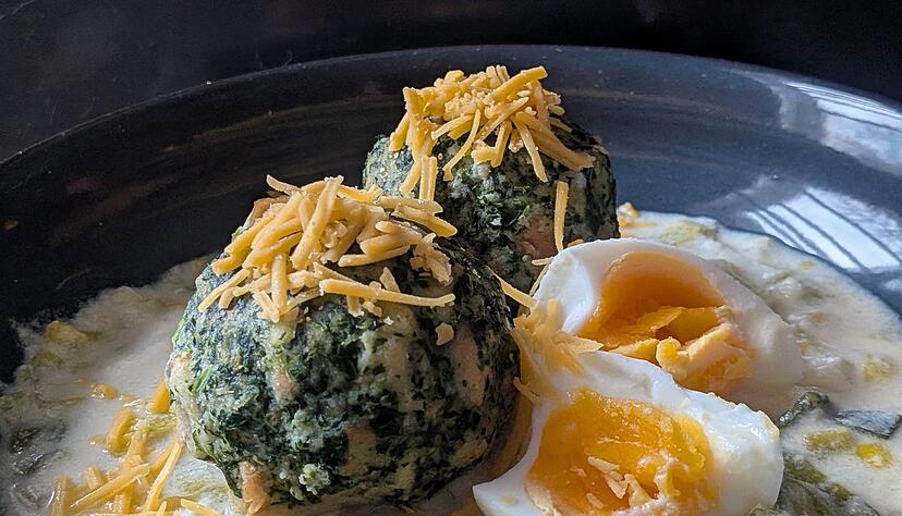 Parmesan in den Spinatkn&ouml;deln und Schmelzk&auml;se in der Sauce machen das Gericht besonders cremig.