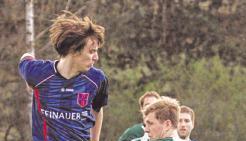 Der FSV Hollenbach II mit Timo Marschick (links) m&uuml;hte sich zu einem 1:0-Erfolg im Gemeindederby gegen den SV Mulfingen mit Johannes Bauer.Foto: Jens Gerner