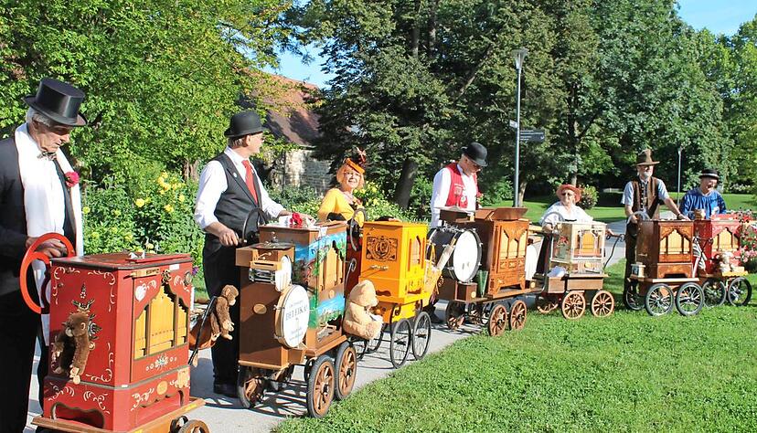 Auftakt der Drehorgeltage: Sieben Leierkastenfrauen und -m&auml;nner spielen gemeinsam den Bolero. Danach verteilen sich 39 Spieler in Gruppen auf dem Laga-Gel&auml;nde.