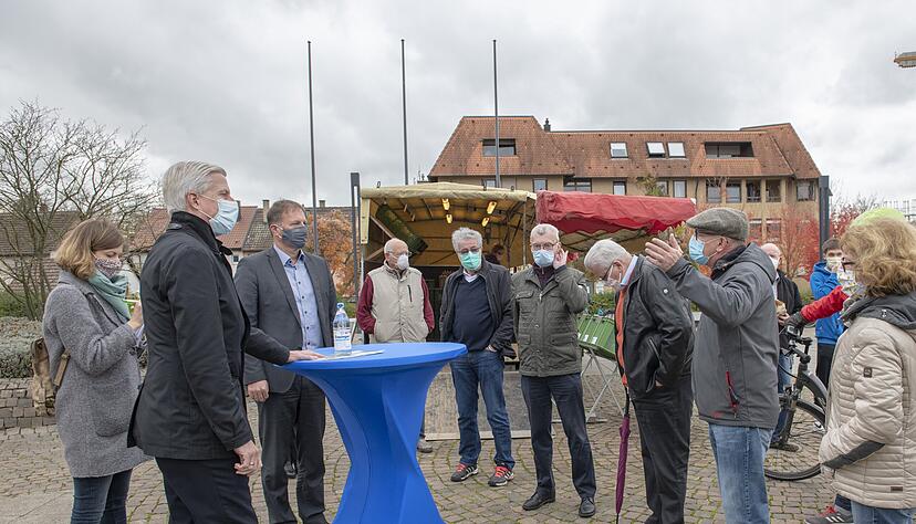 Chefredakteur Uwe Ralf Heer (zweiter v. l.) und Bürgermeister Timo Frey (dritter v.l.) beantworteten zahlreiche Fragen der Besucher.
Foto: Christiana Kunz Chefredakteur Uwe Ralf Heer (zweiter v. l.) und Bürgermeister Timo Frey (dritter v.l.) beantworteten zahlreiche Fragen der Besucher.
Foto: Christiana Kunz