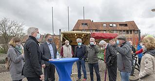 Chefredakteur Uwe Ralf Heer (zweiter v. l.) und Bürgermeister Timo Frey (dritter v.l.) beantworteten zahlreiche Fragen der Besucher.
Foto: Christiana Kunz