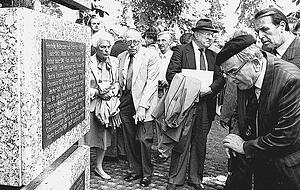 Im Breitenloch erinnert eine Stele an 234 jüdische Holocaust-Opfer. Foto: Eisenmenger Im Breitenloch erinnert eine Stele an 234 jüdische Holocaust-Opfer. Foto: Eisenmenger