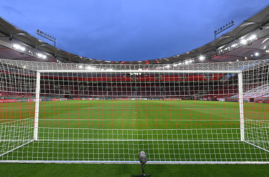 Den Boxkampf von Max Schmeling gegen Adolf Heuser erlebten 1939 rund 60.000 Zuschauern im heutigen Stadion des VfB Stuttgart. Sogar 103.000 Zuschauer waren 1950 beim ersten Länderspiel der Nachkriegszeit gegen die Schweiz vor Ort.