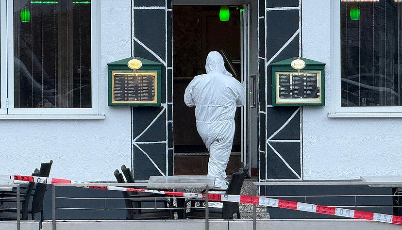 ie Spurensicherung ermittelt in einem Lokal in Raunheim nahe dem Frankfurter Flughafen, wo zwei Menschen erschossen worden sind.