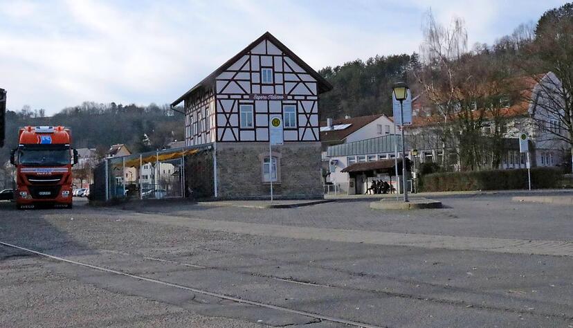 Das Areal ist in die Jahre gekommen. Vorne im Asphalt zu erkennen sind die Gleise der Jagsttalbahn. Foto: Barbara Griesinger