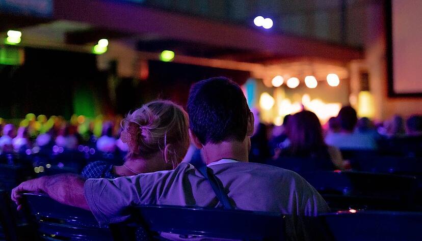 Das Kreissparkasse Open-Air-Kino Heilbronn erfreut sich Jahr für Jahr großer Beliebtheit. In diesem Jahr sind über 21 Abende verteilt rund 12 000 Besucher gekommen. Foto: Laura Pütz Das Kreissparkasse Open-Air-Kino Heilbronn erfreut sich Jahr für Jahr großer Beliebtheit. In diesem Jahr sind über 21 Abende verteilt rund 12 000 Besucher gekommen. Foto: Laura Pütz
