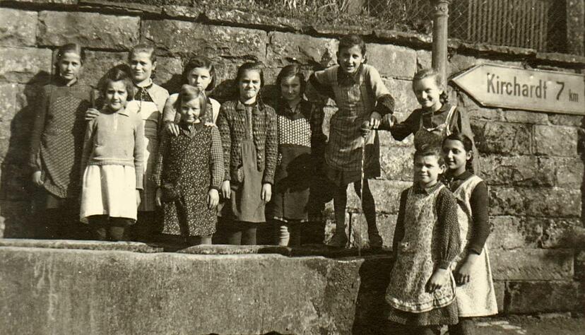 Margret Niklaus beschäftigt sich im Heimatboten Nr. 36 mit den Brunnen in Treschklingen. Historische Bilder zu dem Thema hat ihr Mann Helmut zusammengetragen. Bis zu dessen Tod hatten die beiden gemeinsam Heimatforschung betrieben.