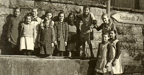 Margret Niklaus beschäftigt sich im Heimatboten Nr. 36 mit den Brunnen in Treschklingen. Historische Bilder zu dem Thema hat ihr Mann Helmut zusammengetragen. Bis zu dessen Tod hatten die beiden gemeinsam Heimatforschung betrieben. Margret Niklaus beschäftigt sich im Heimatboten Nr. 36 mit den Brunnen in Treschklingen. Historische Bilder zu dem Thema hat ihr Mann Helmut zusammengetragen. Bis zu dessen Tod hatten die beiden gemeinsam Heimatforschung betrieben.